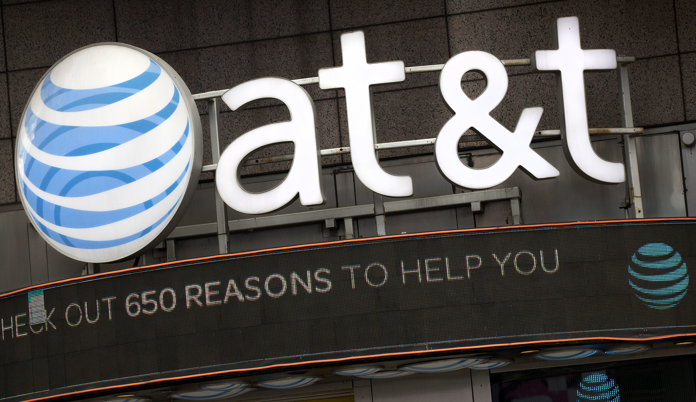 Judge approves $85 billion AT&T-Time Warner merger