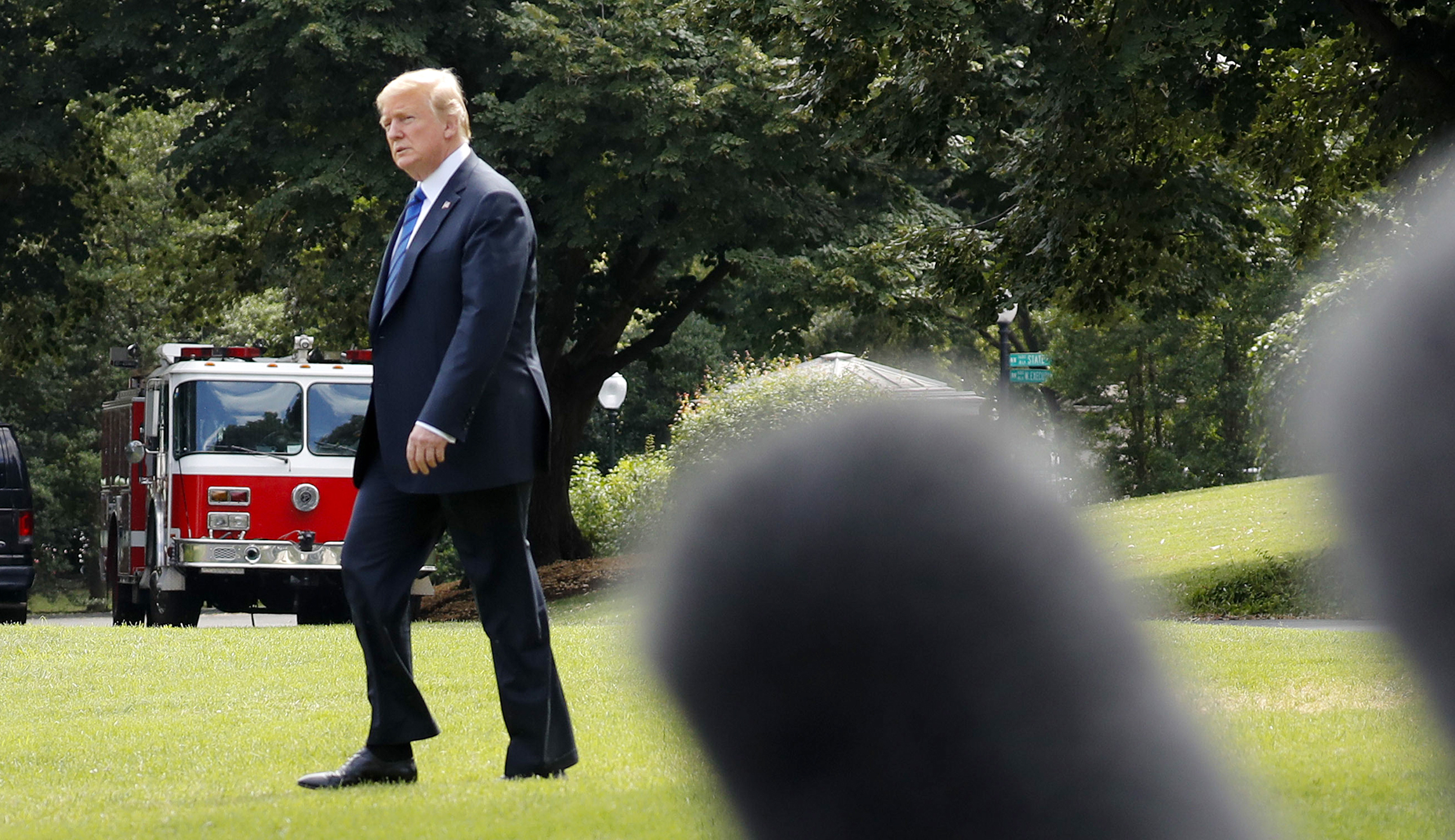 White House clamps down on media ‘jostling and general chaos’ during Trump questioning