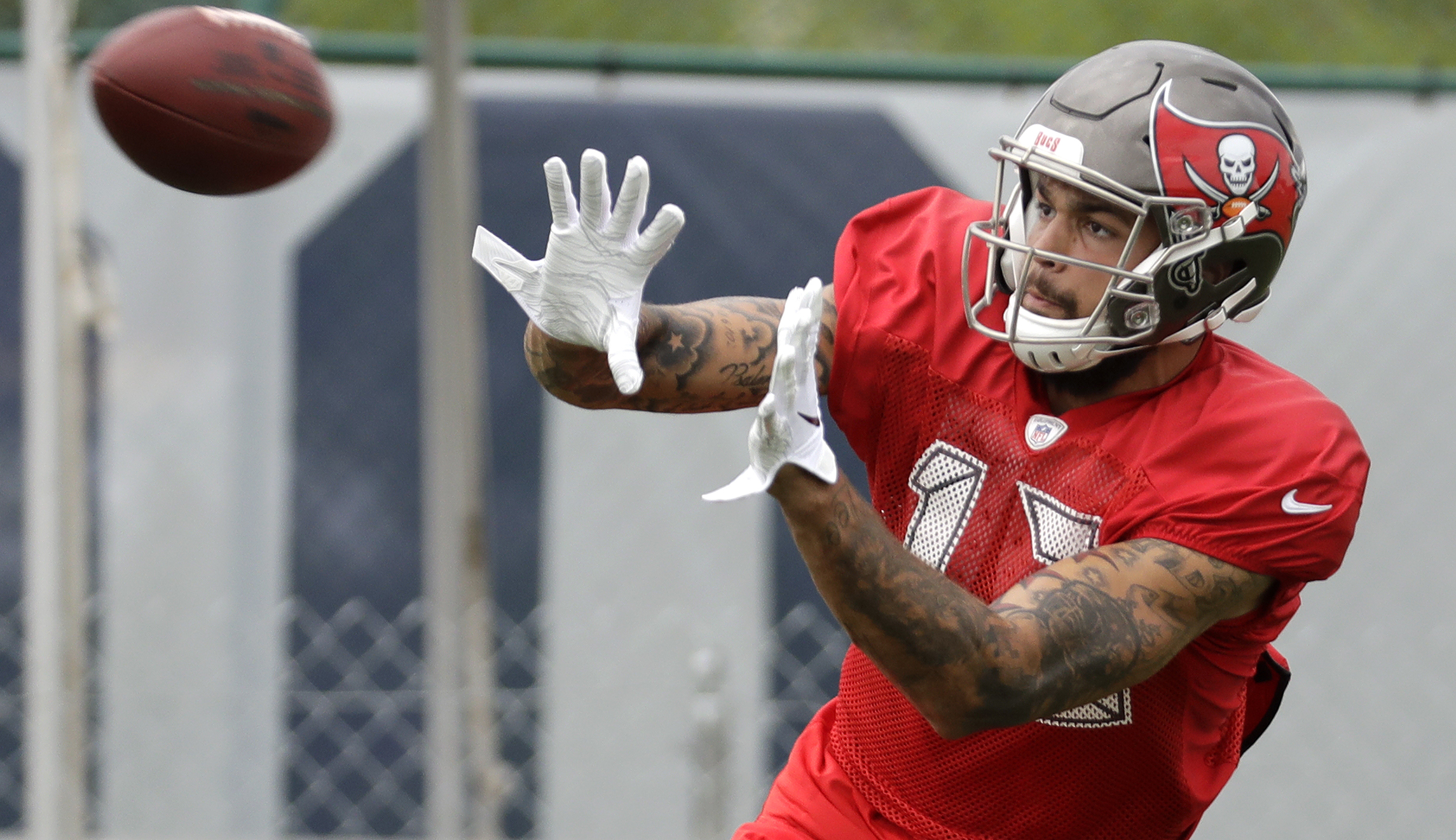 Tampa Bay Buccaneers’ Mike Evans plays ‘Madden’ with Jacksonville shooting survivor to fundraise for victims’ families