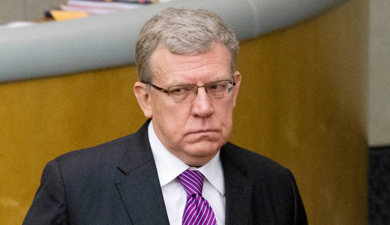 Alexei Kudrin walks to address Russian lawmakers.