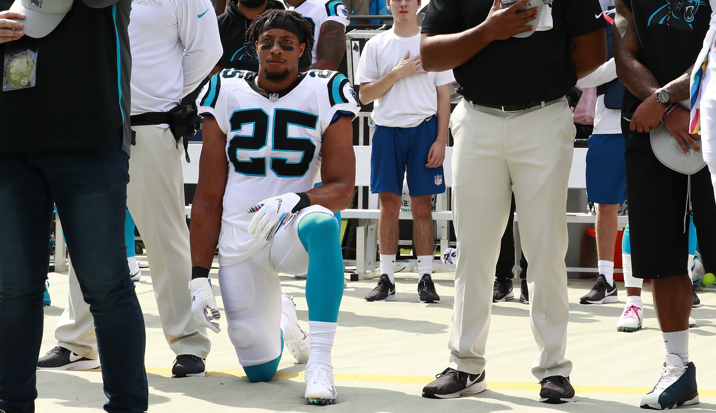 Panthers’ Eric Reid kneels in first NFL appearance since 2017