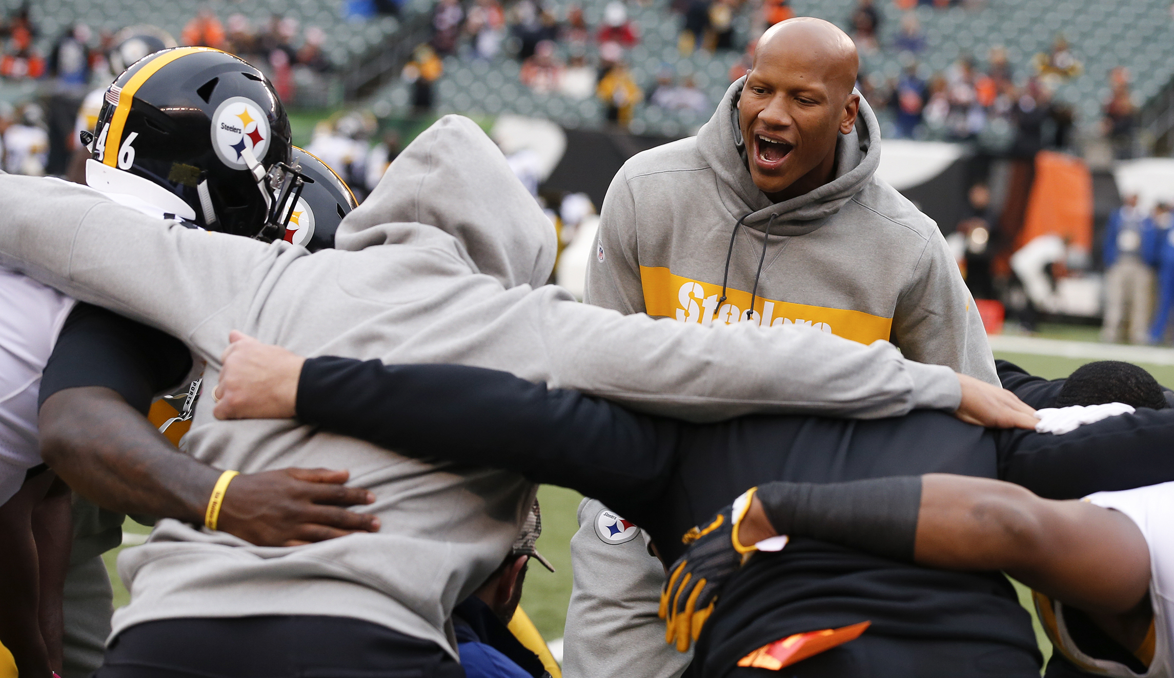 Steelers linebacker Ryan Shazier walks onto same field he got serious spinal injury one year ago