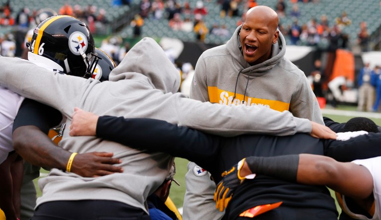 Pittsburgh Steelers linebacker Ryan Shazier encourages his teammates during practice before an NFL football game against the Cincinnati Bengals, Sunday, Oct. 14, 2018, in Cincinnati.