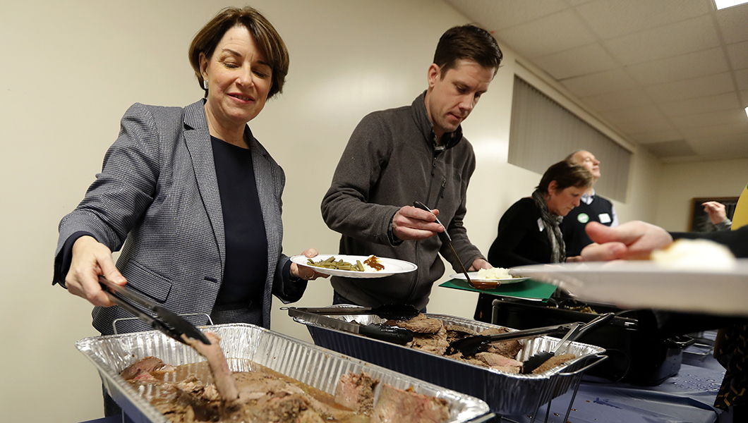 Klobuchar ate salad with her comb, then made aide clean it