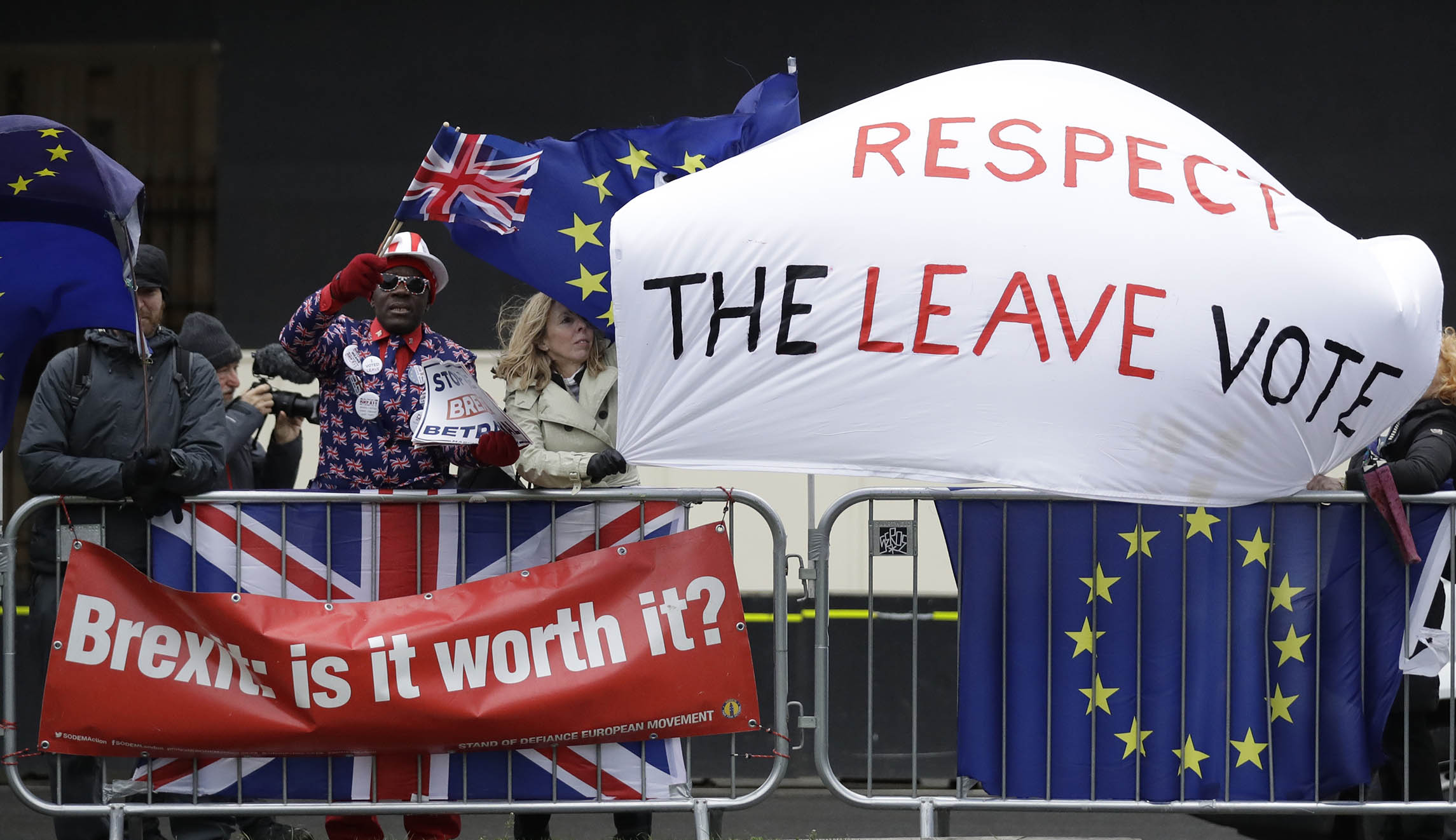 UK Parliament strongly rejects Brexit deal