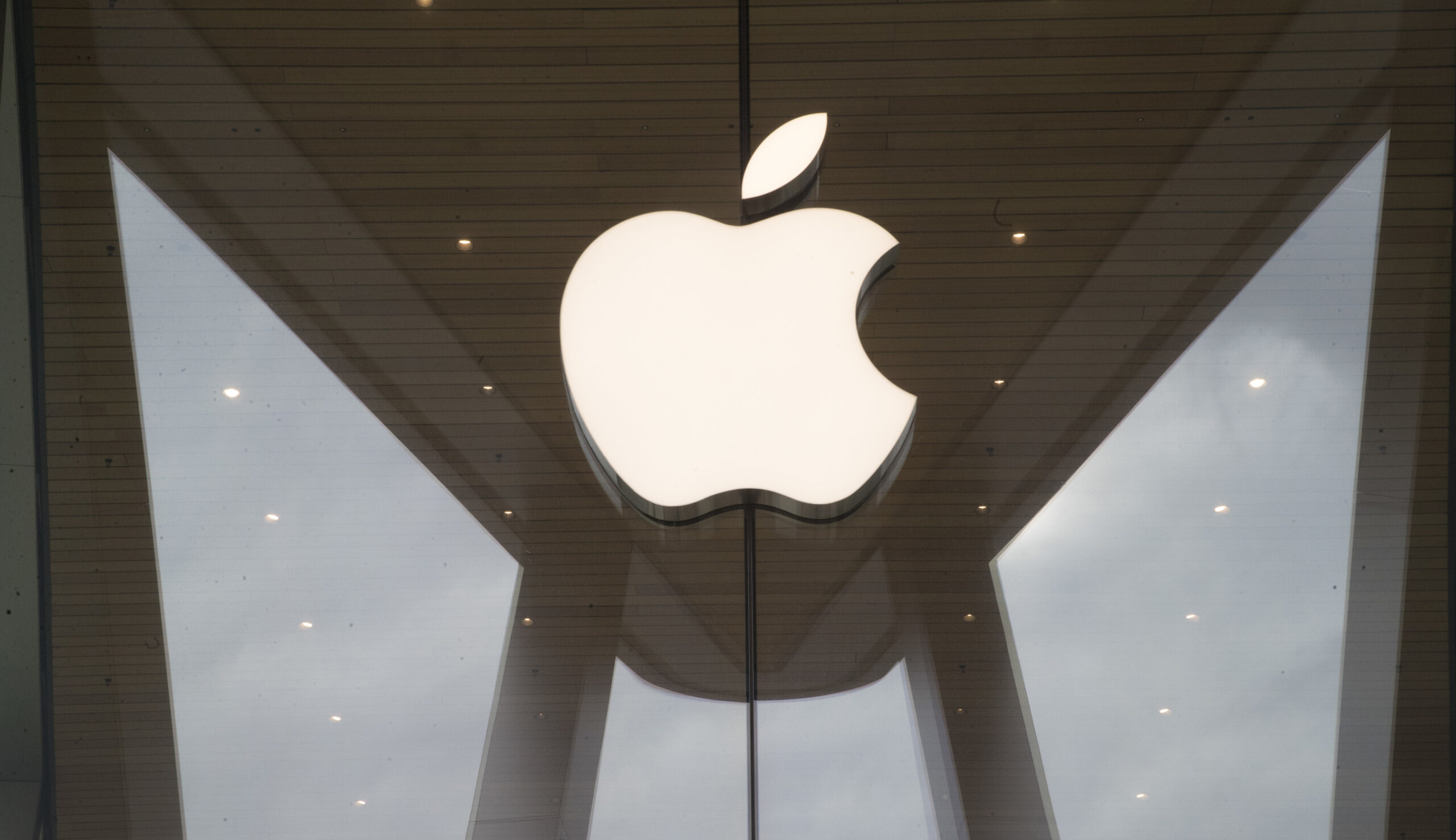 New York man sues Apple for $1B claiming face recognition technology led to wrongful arrest