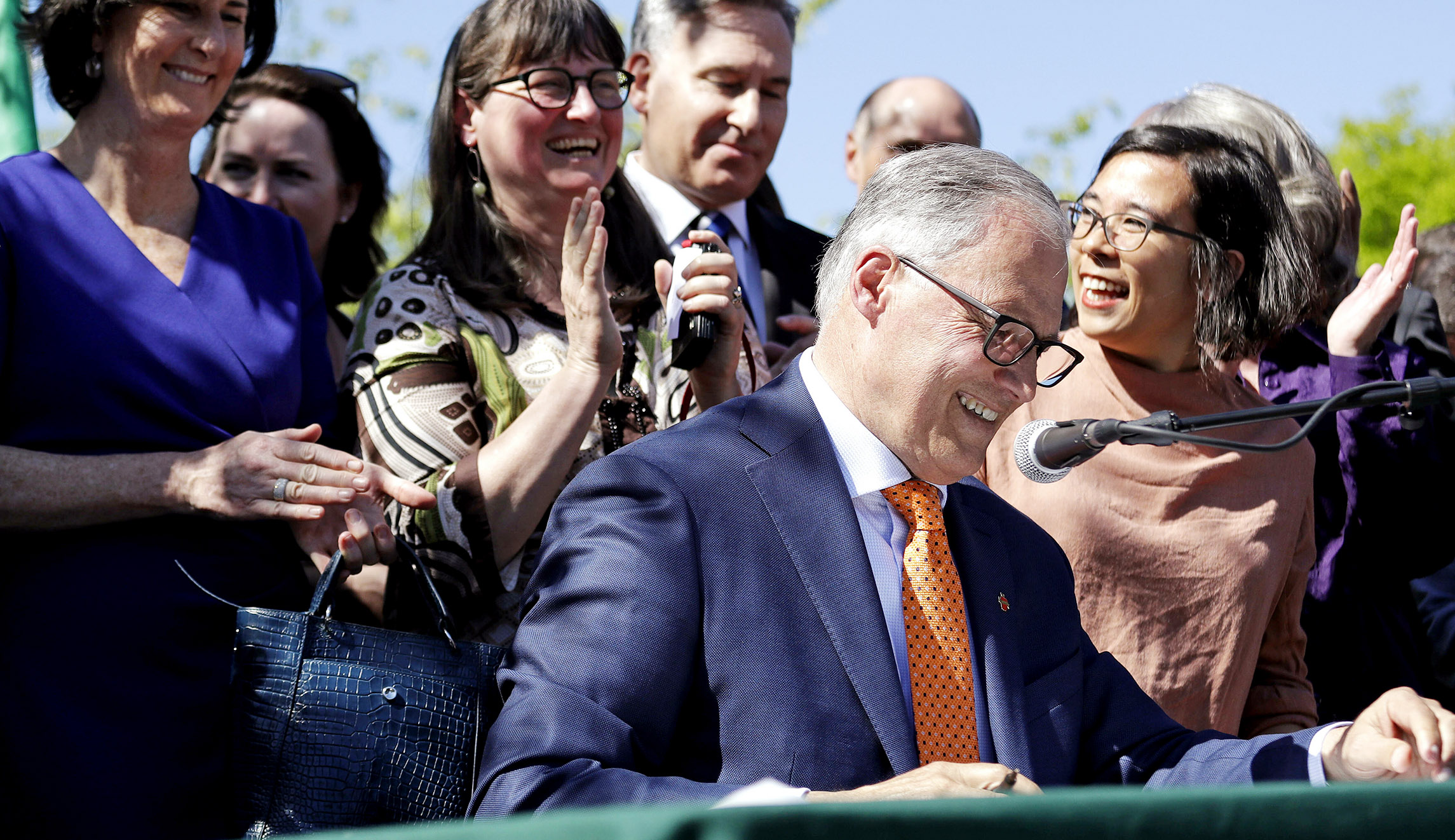 Jay Inslee signs clean-power bill, aims to cement himself as the climate change candidate
