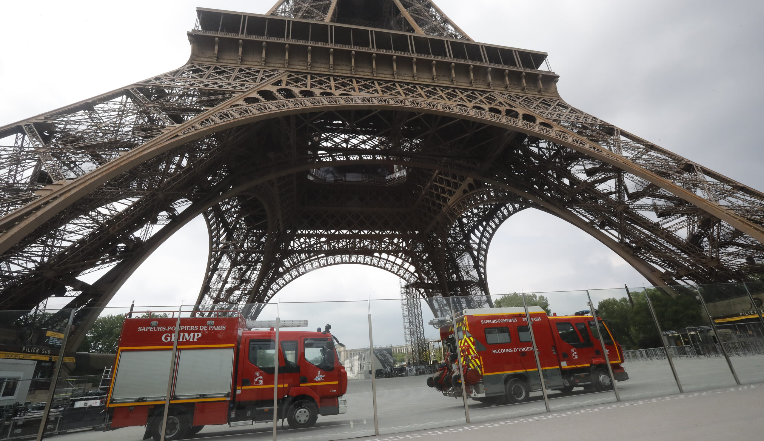 Man in custody after scaling Eiffel Tower