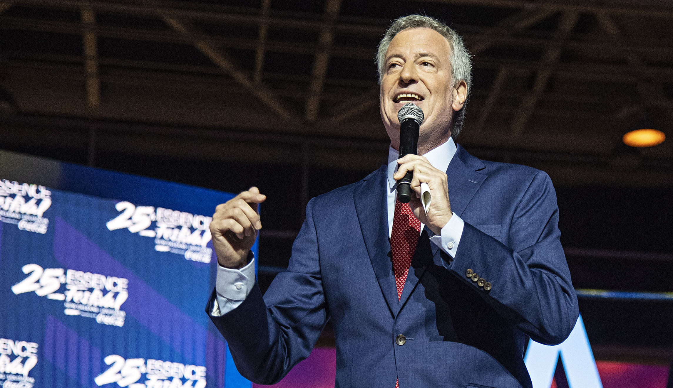 Bill de Blasio promises to pay female athletes equally if he becomes president