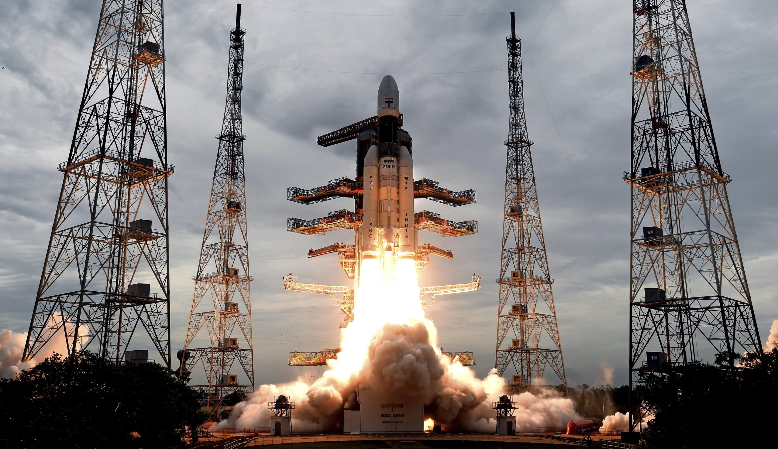 India successfully launches a rocket to the moon