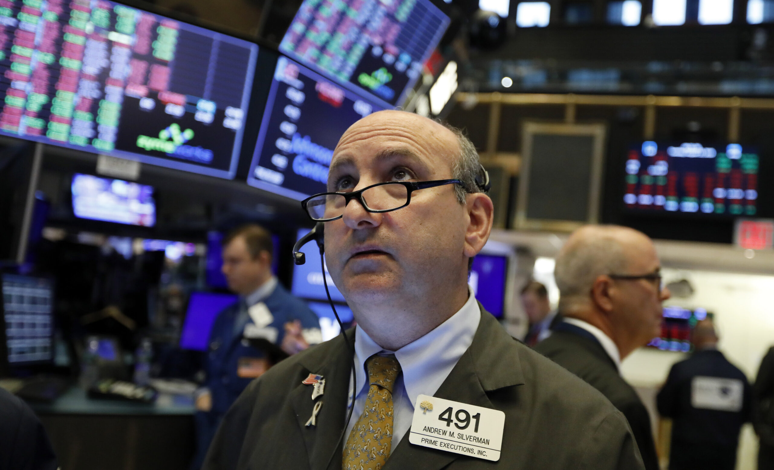 Dow Jones plummets 800 points as trade war fuels recession fears