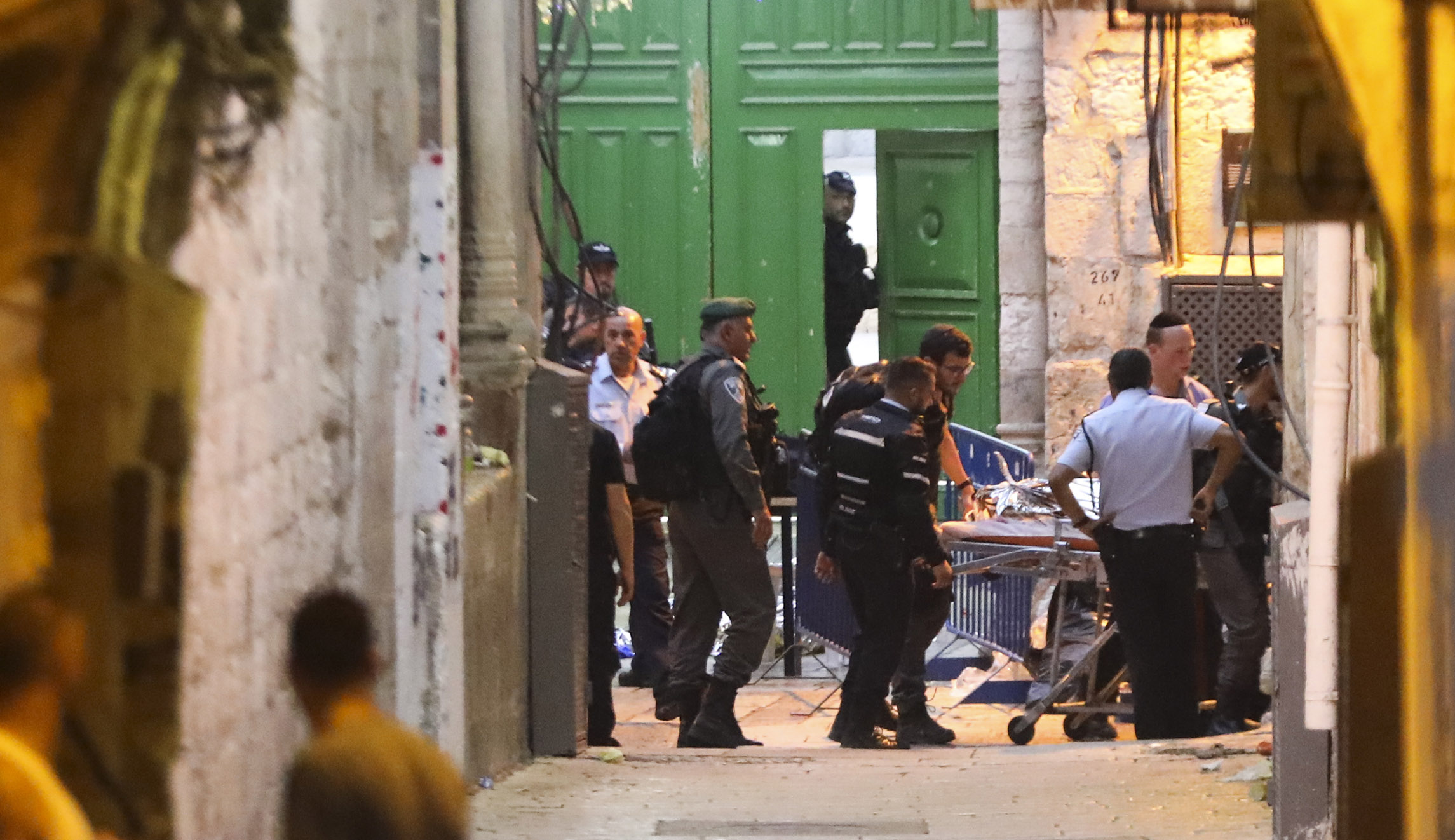Knife-wielding terrorists allegedly stab police officer in Jerusalem
