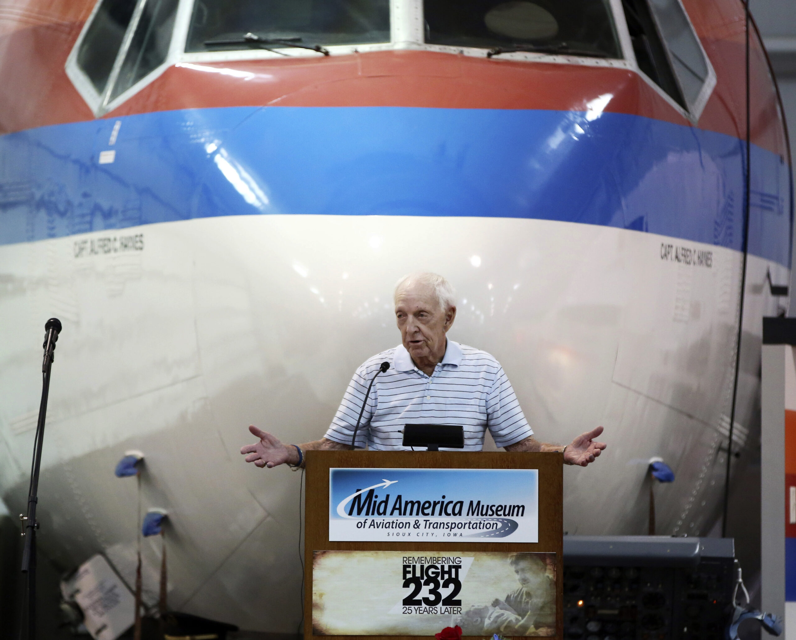 Pilot who saved 184 people during 1989 crash landing dies