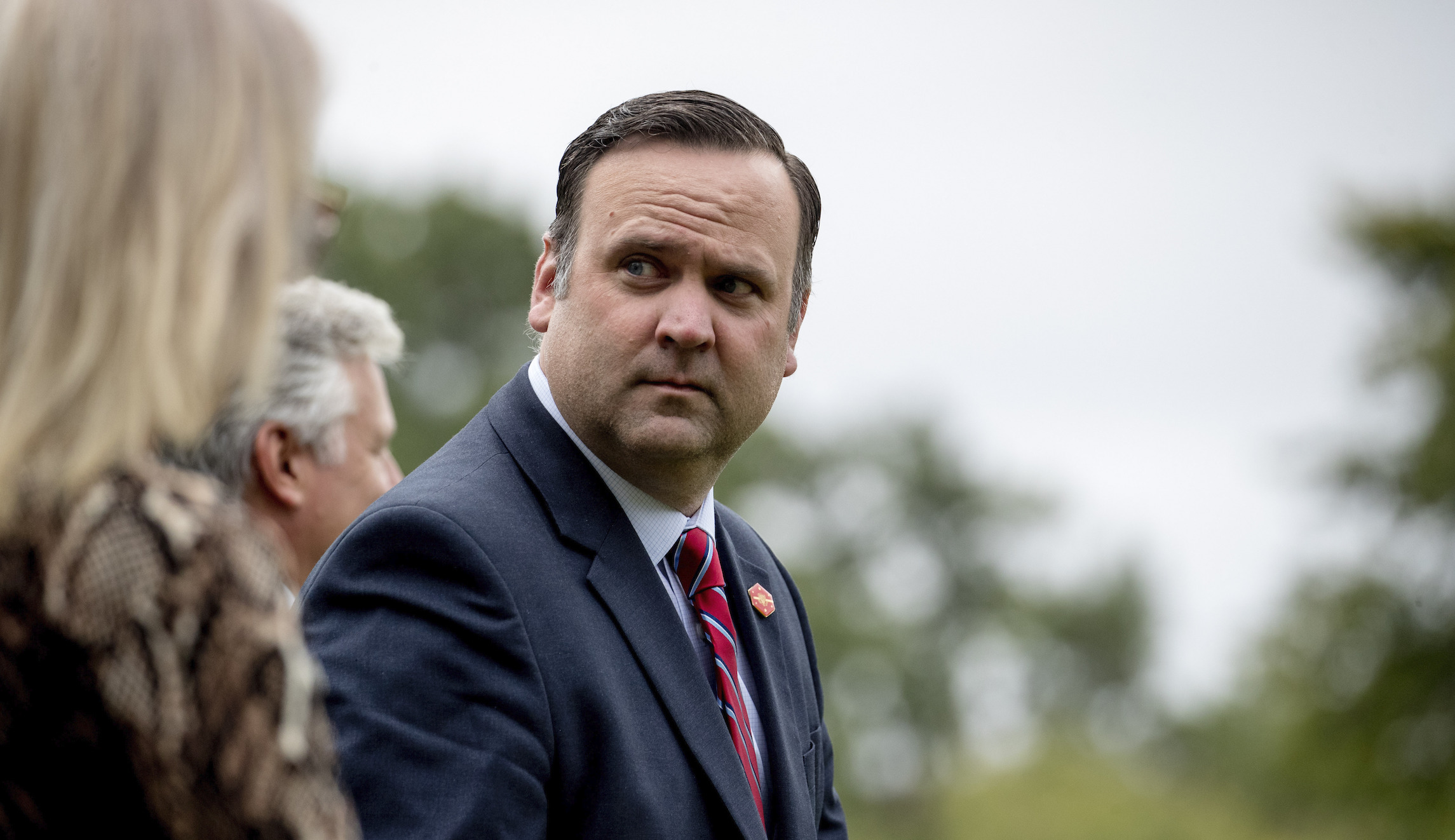 White House social media director shares clip of anti-Trump thief trying to steal electrified sign