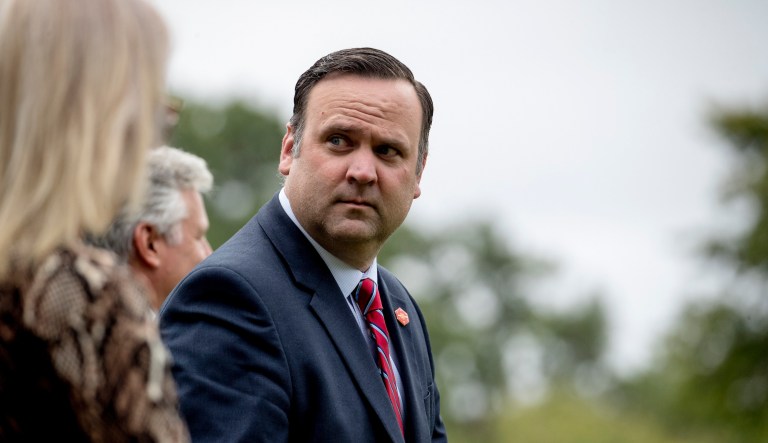 White House social media director shares clip of anti-Trump thief trying to steal electrified sign