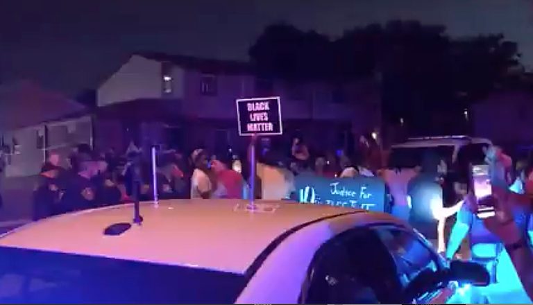Wisconsin police shoot black man in front of his children