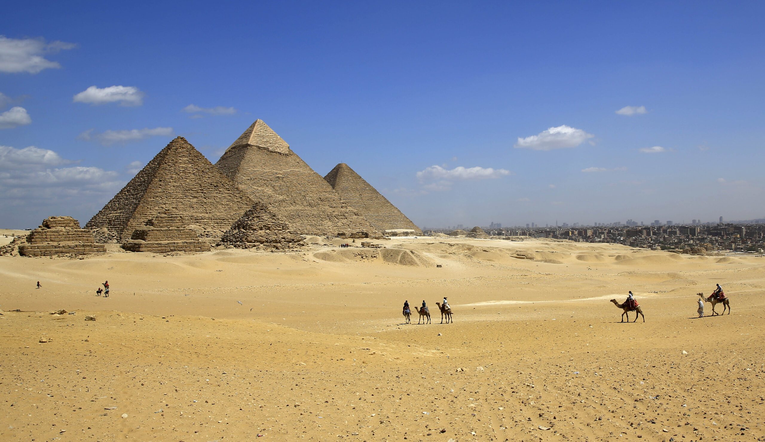 Explosion injures more than a dozen near pyramids in Egypt