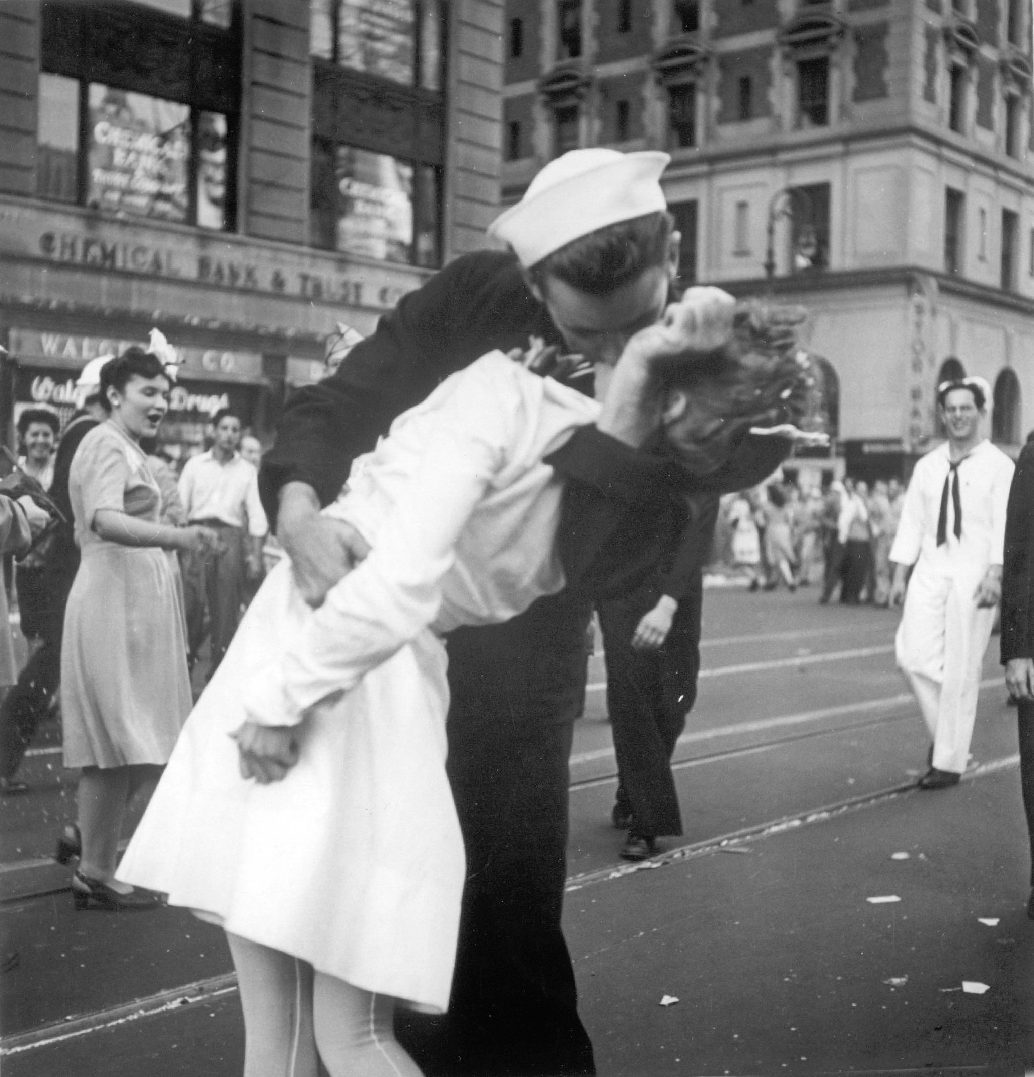 Kissing sailor from famous World War II photograph dead at 95