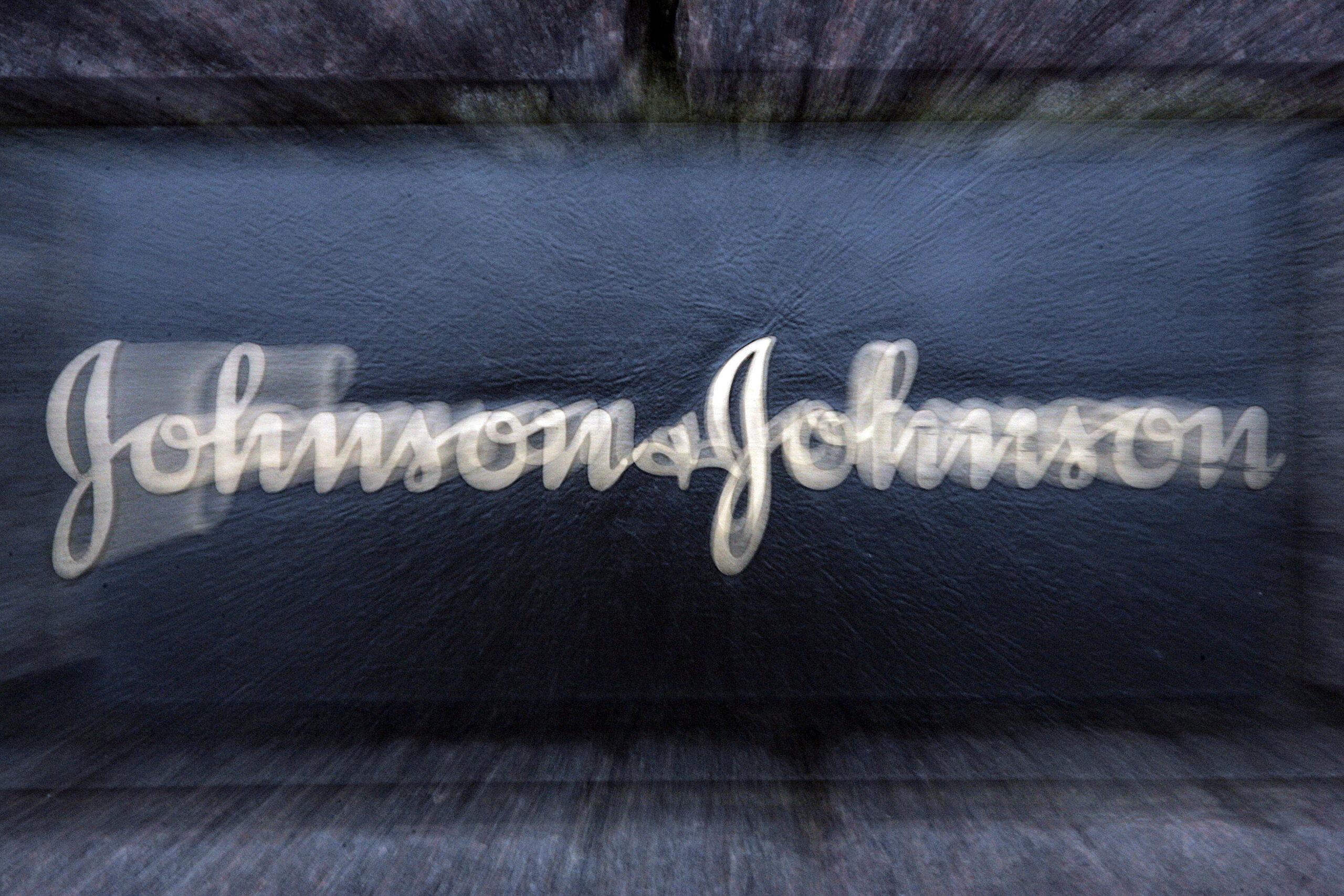 Authorities leaning toward resuming Johnson & Johnson vaccine with warning