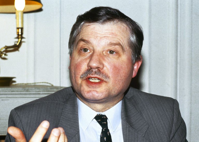 Virologist who co-discovered HIV dies at 89