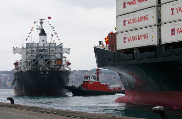 A tug boat directs a cargo ship leaving the northern Taiwan harbor of Keelung, on its first direct voyage to mainland China Dec. 15, 2008. 
