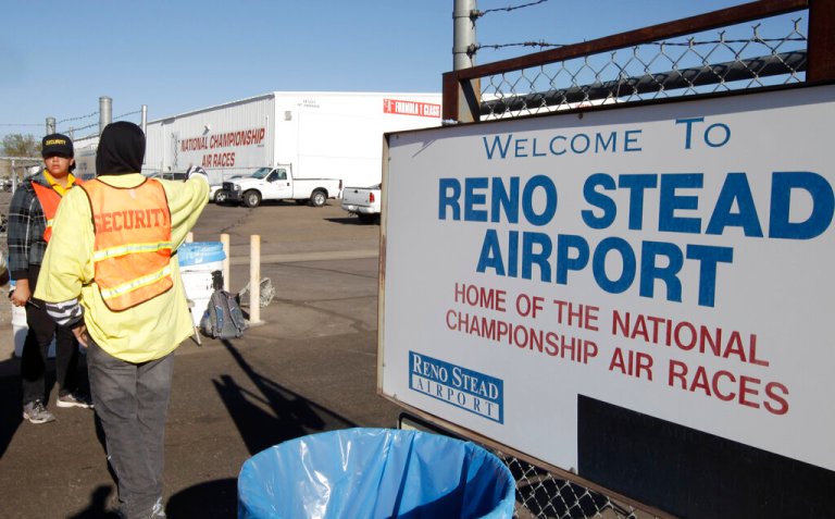 Pilot dies in fiery Nevada air race crash