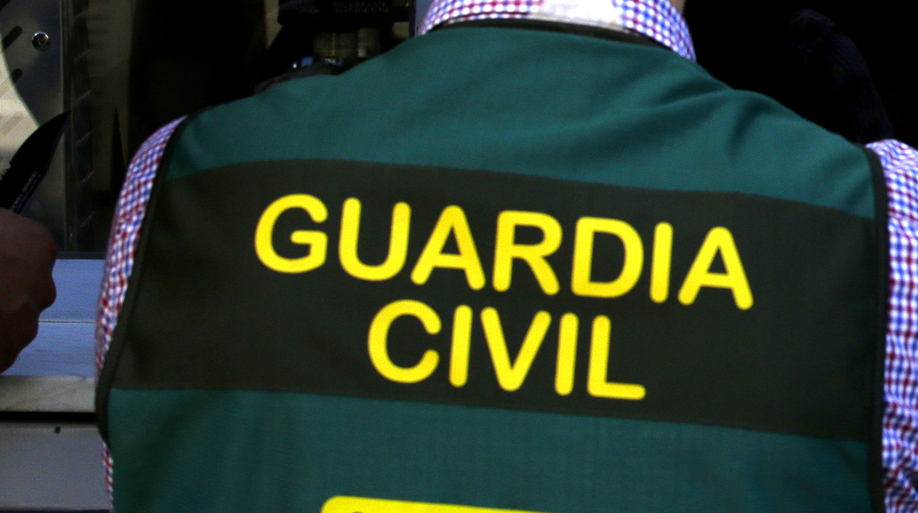 Spanish police officers rescue dog stuck in frozen water