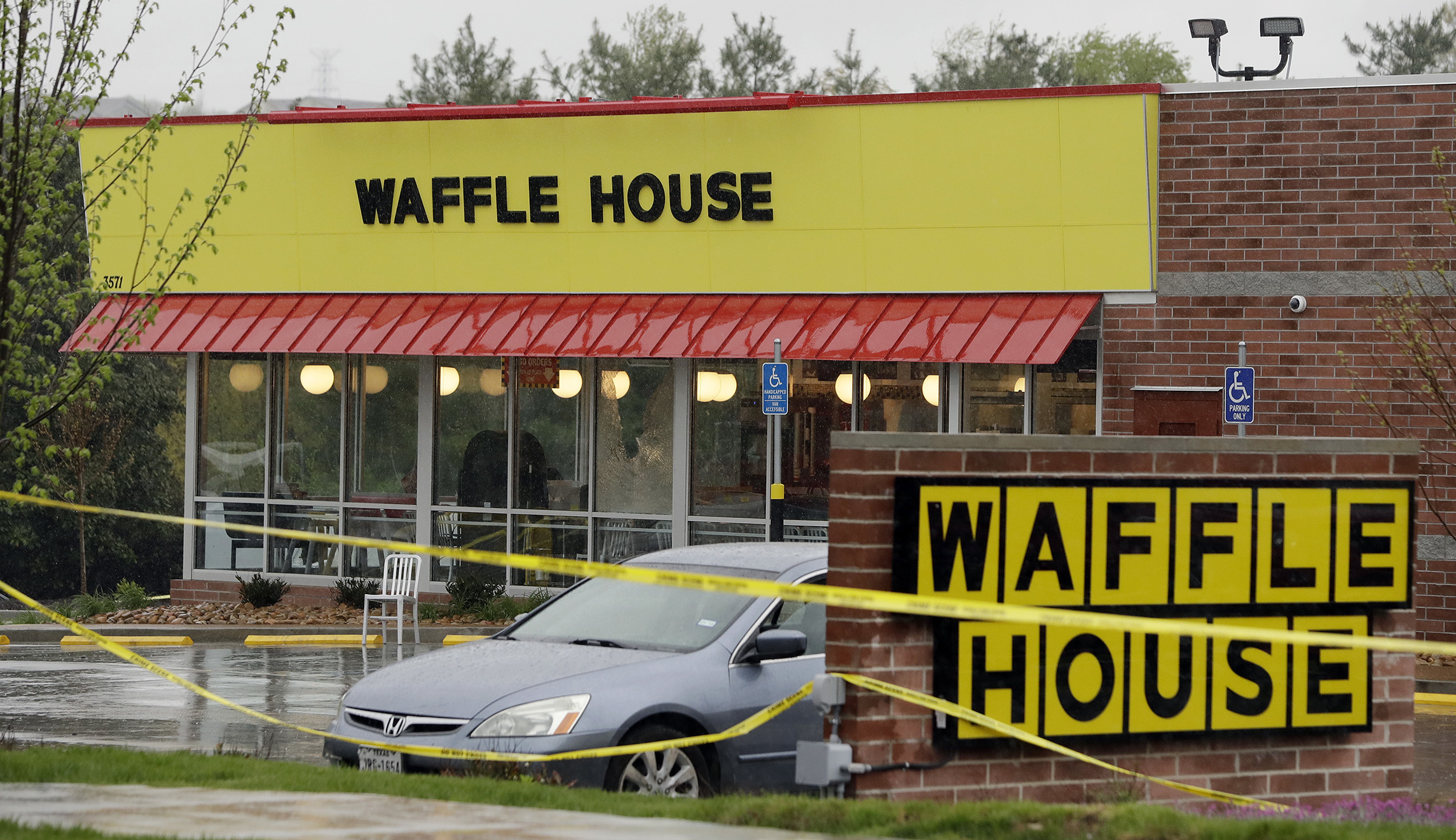Family robs Waffle House after dining there, police say
