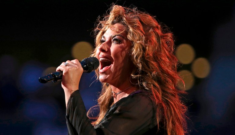 Shania Twain has apologized for saying if she were American she would have voted for Donald Trump for president, even though he's offensive.