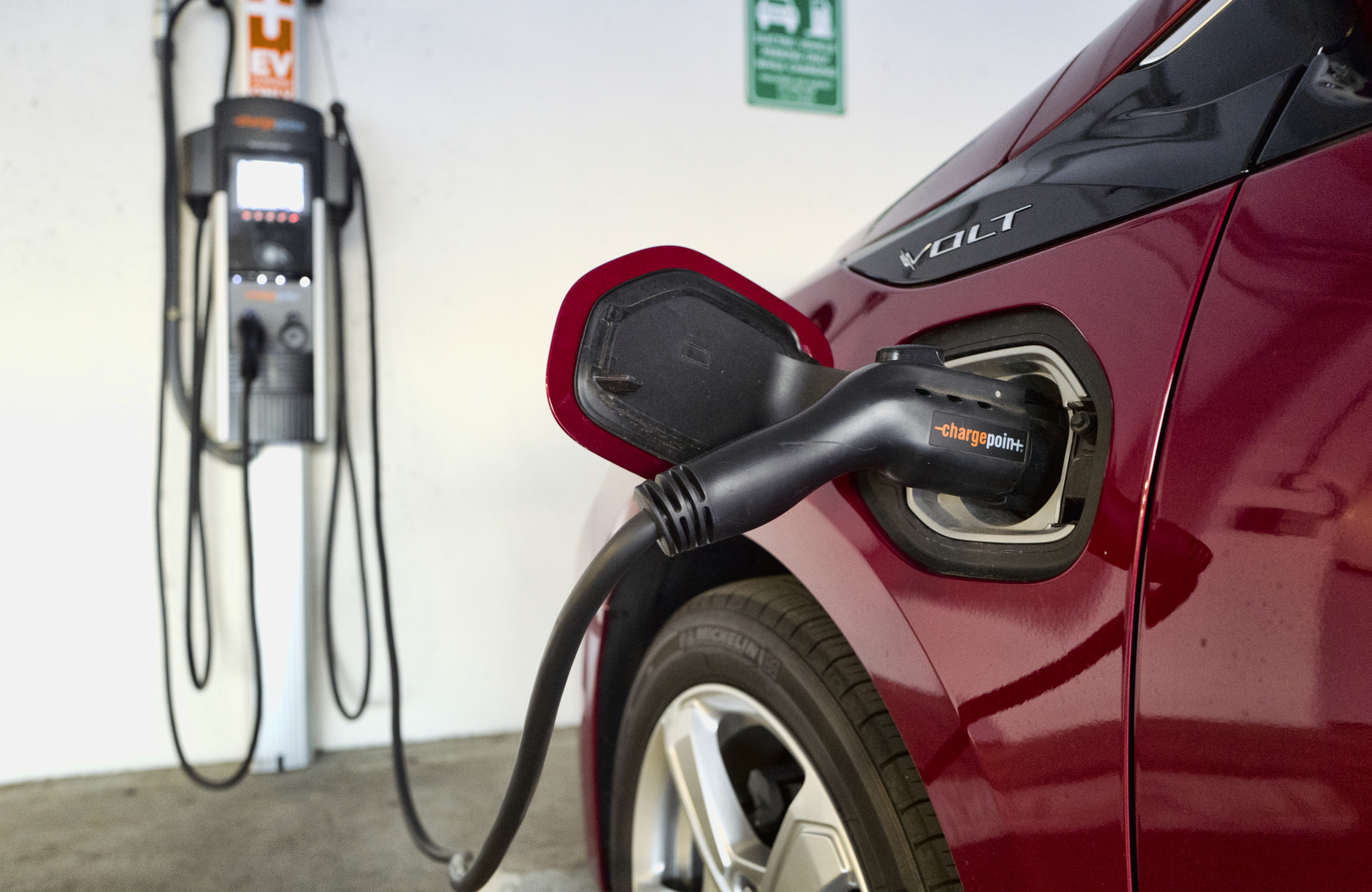 Who covers EV charger costs for homes main focus of Illinois mandate