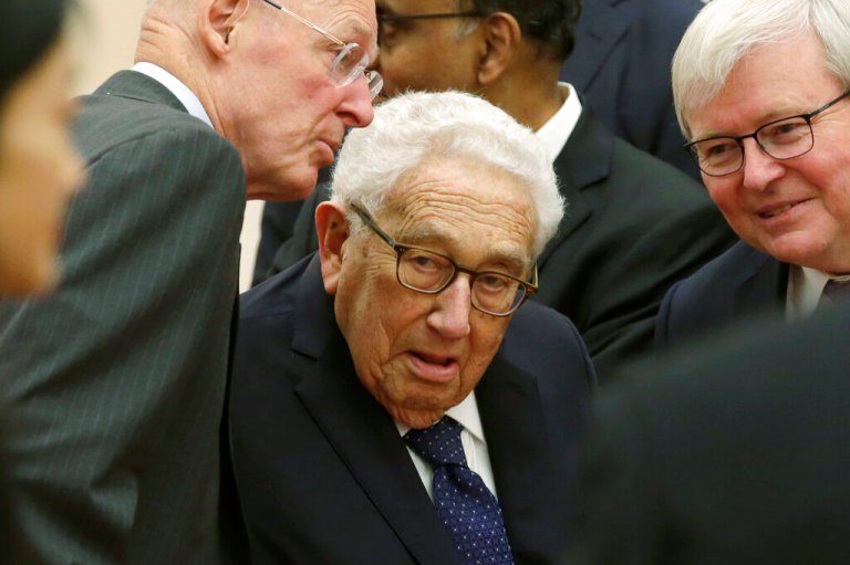 Kissinger: Ukraine should give up territory to end war with Russia
