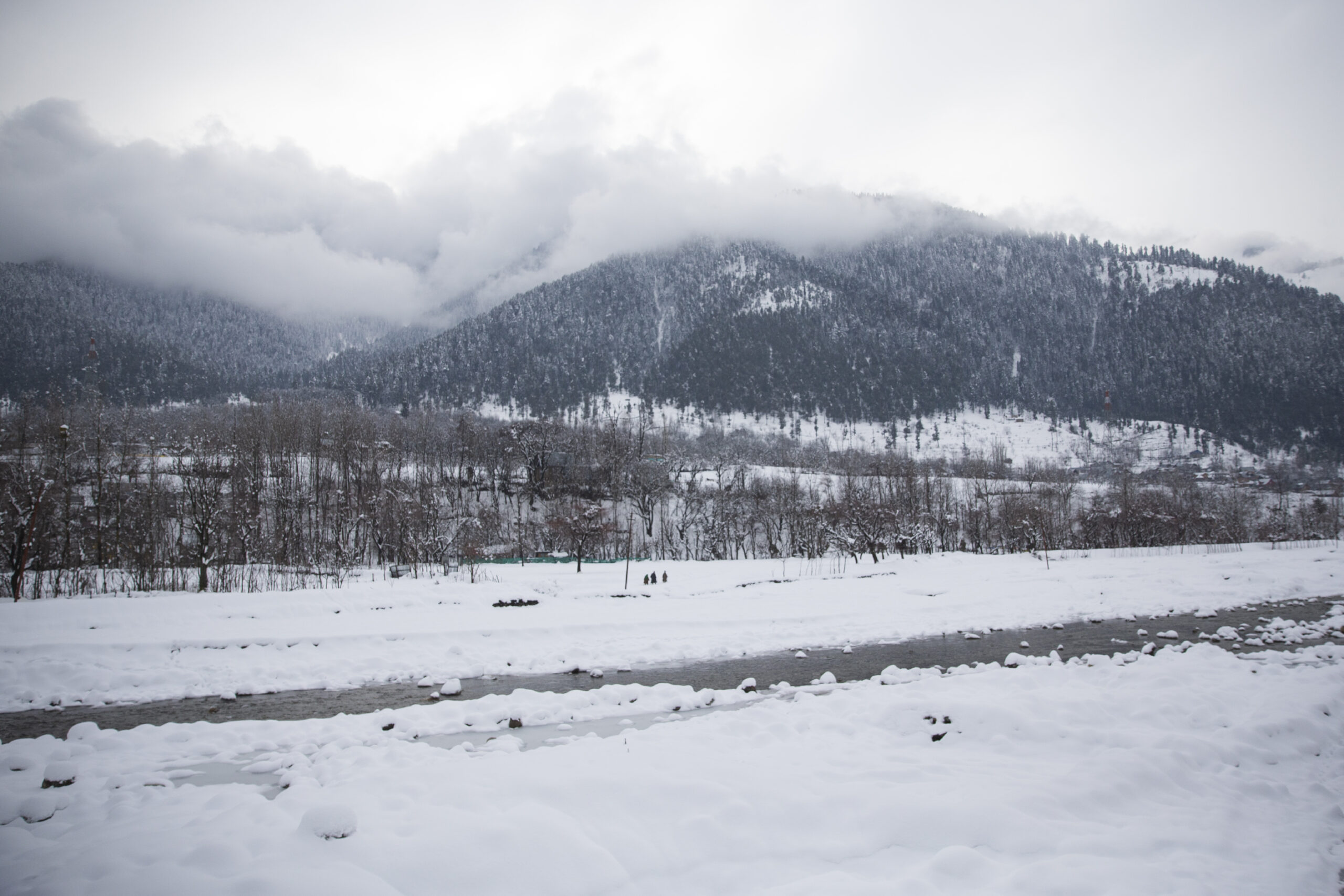 Ten dead and 18 missing after avalanche in Himalayan mountains