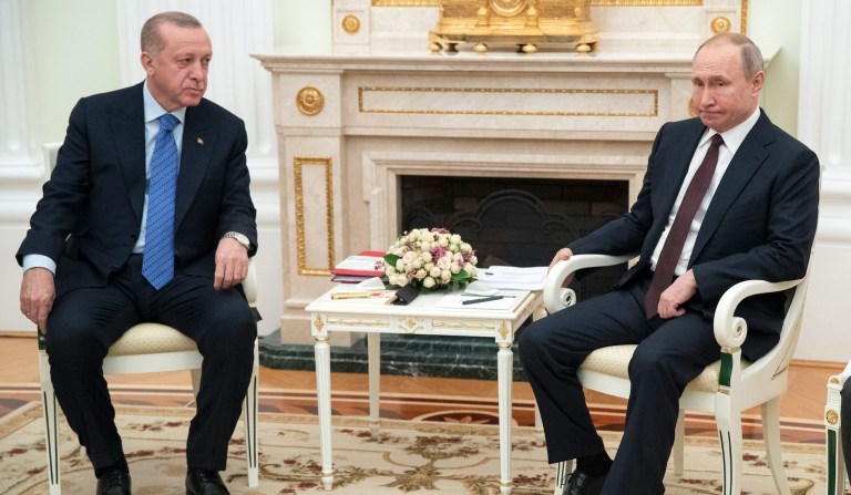 In Moscow, Erdogan kneels to Putin