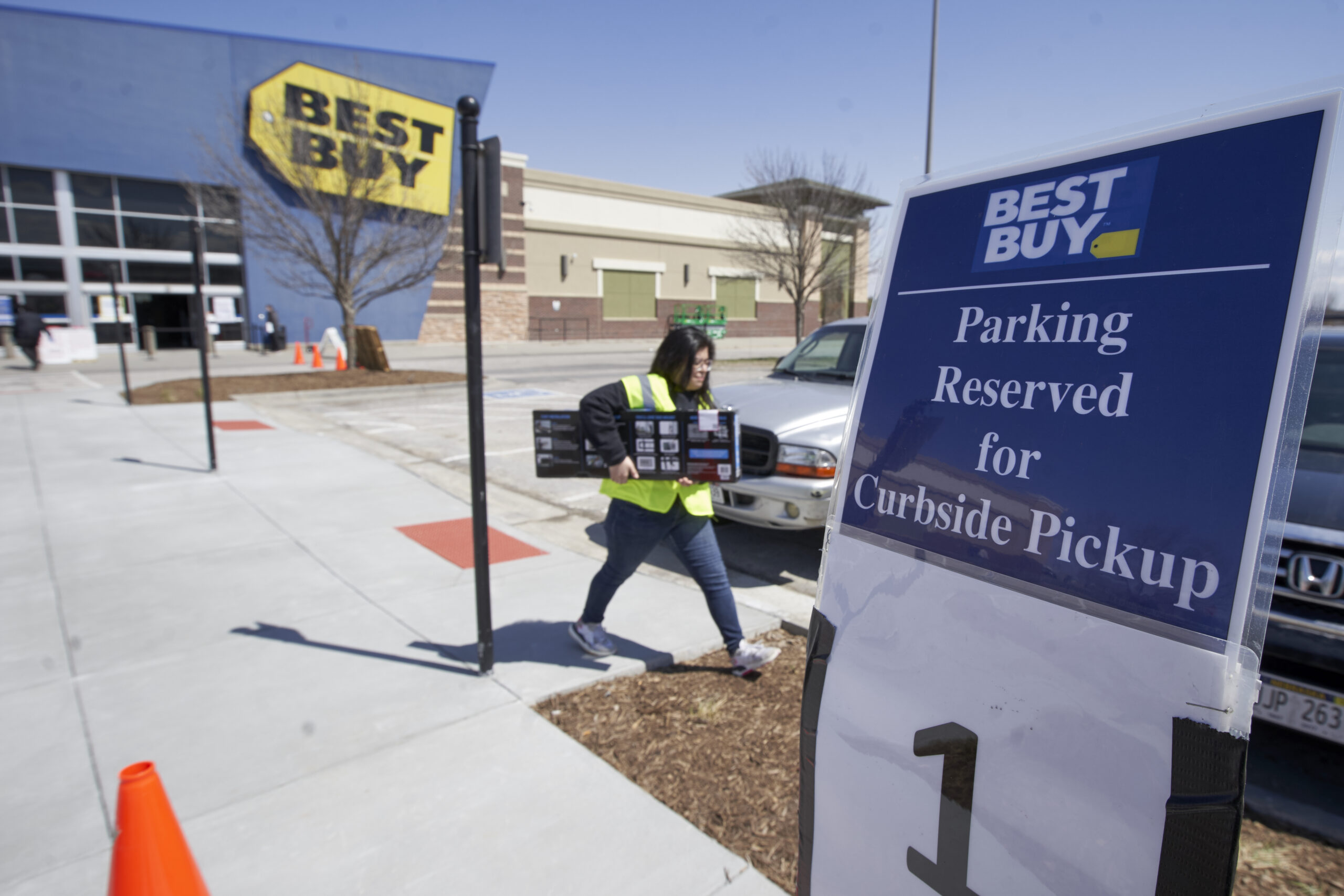 Best Buy tries membership program with free shipping and tech support. Could it rival Amazon?