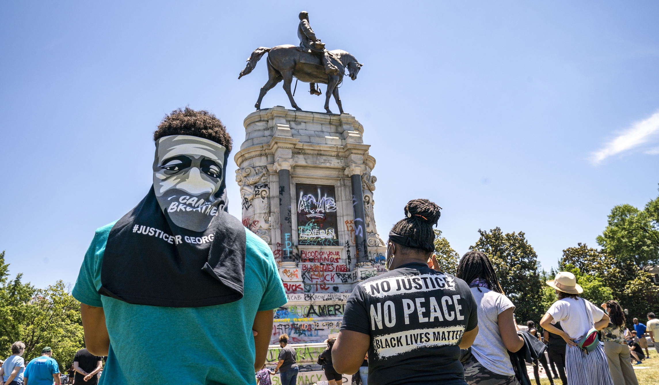 Armed man standing on roof overlooking Robert E. Lee monument in Richmond arrested for trespassing