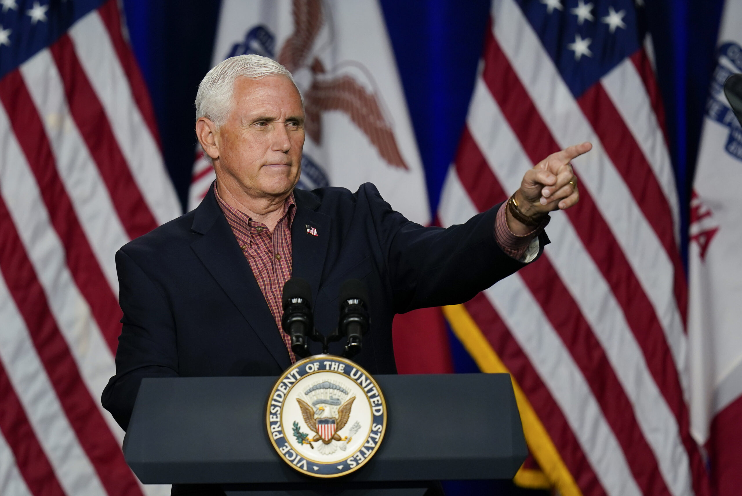 Split-screen campaign: Pence hits the road while Trump works Oval Office
