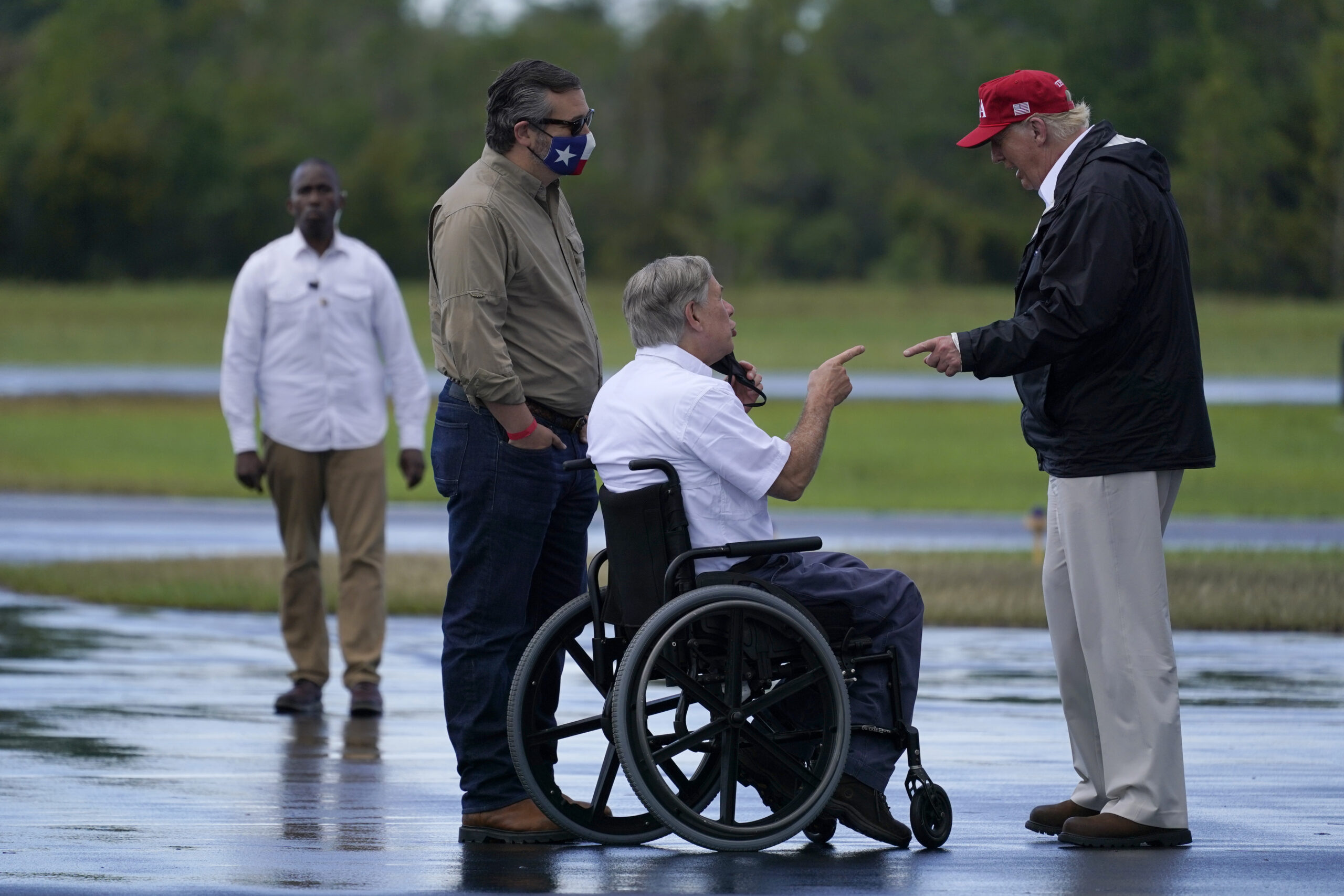 WATCH LIVE: Trump briefed by border security during Texas visit