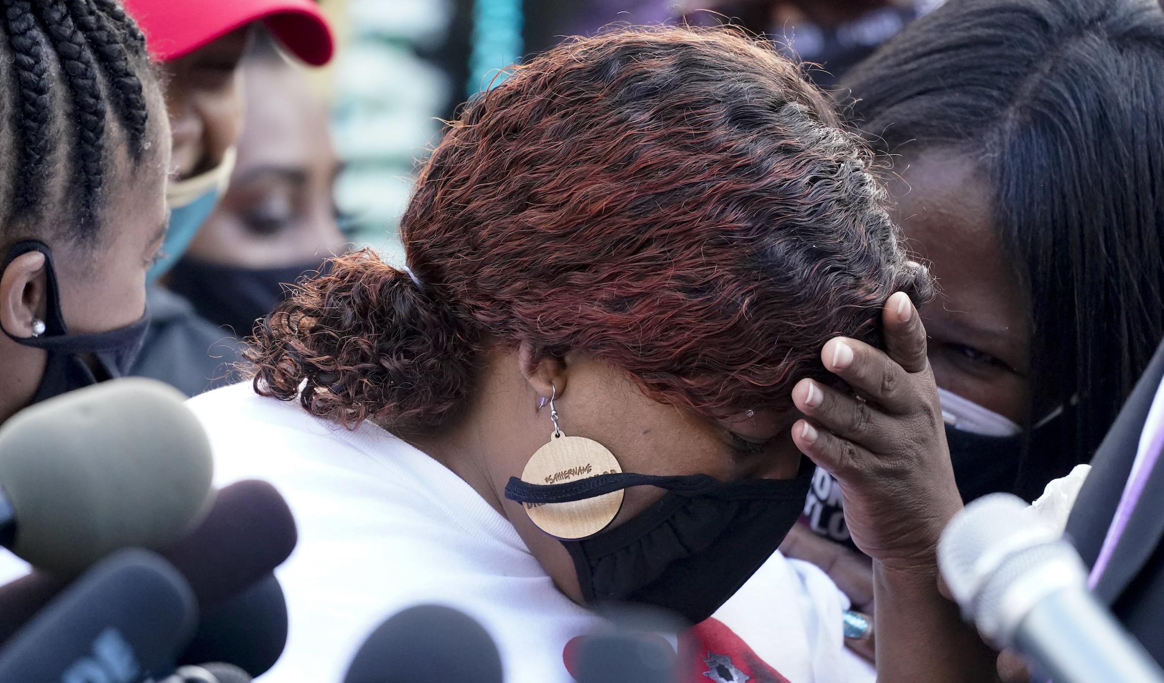 Attorney for Breonna Taylor’s family demands transcripts from grand jury