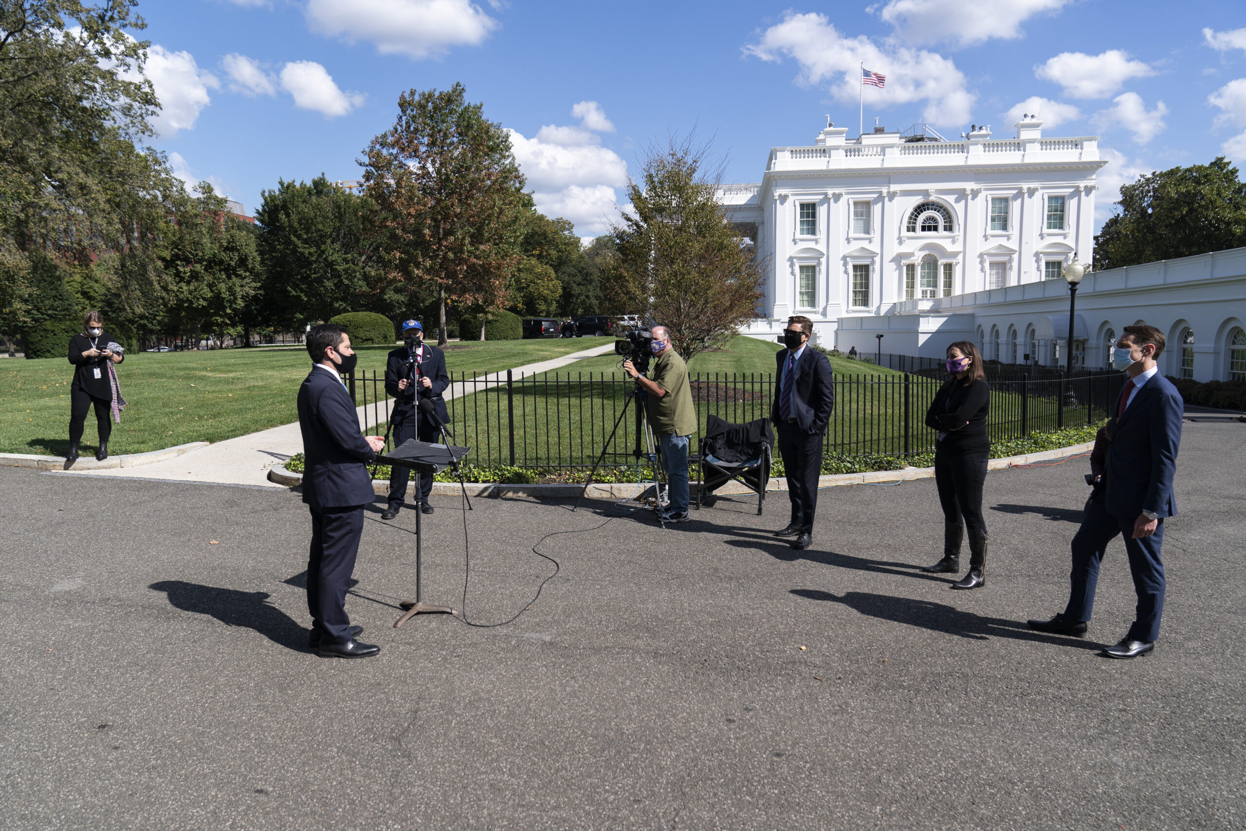 No, the White House did not just issue its first-ever COVID-19 guidance for staffers