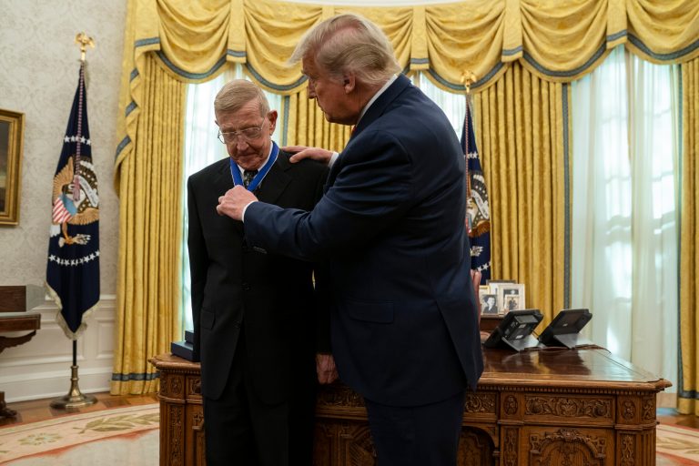 Trump awards legendary football coach Lou Holtz with Presidential Medal of Freedom