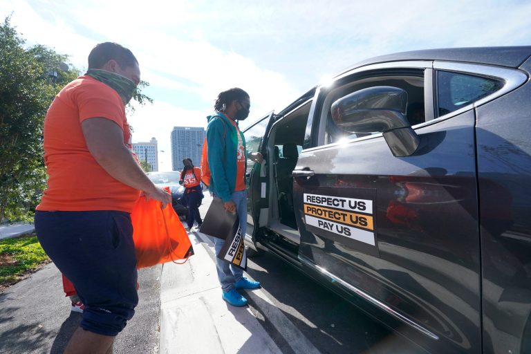 Democratic $15 minimum wage proposal would reduce employment by 1.4M: CBO