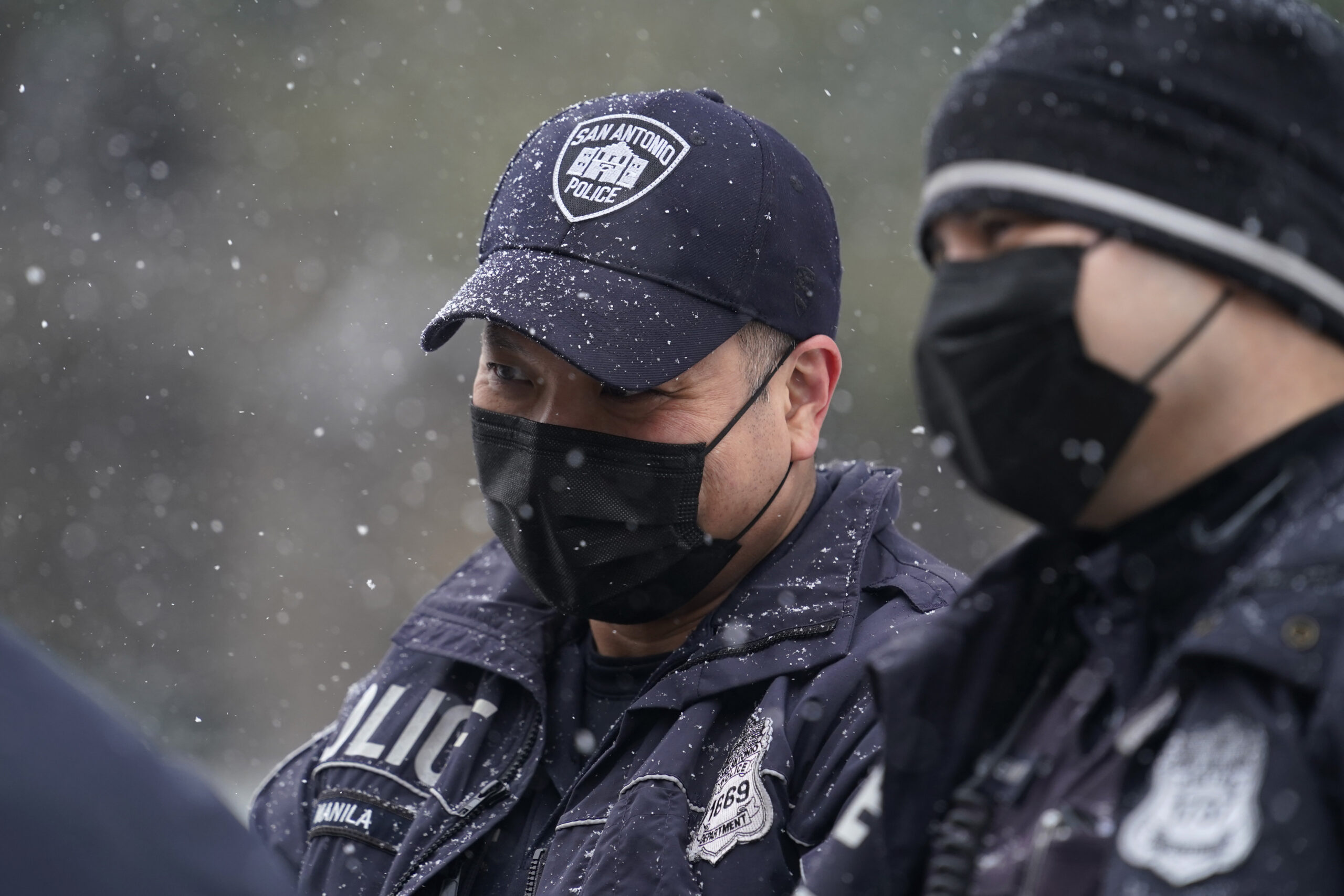 Texas authorities looking for 100 illegal immigrants who fled from refrigerated truck
