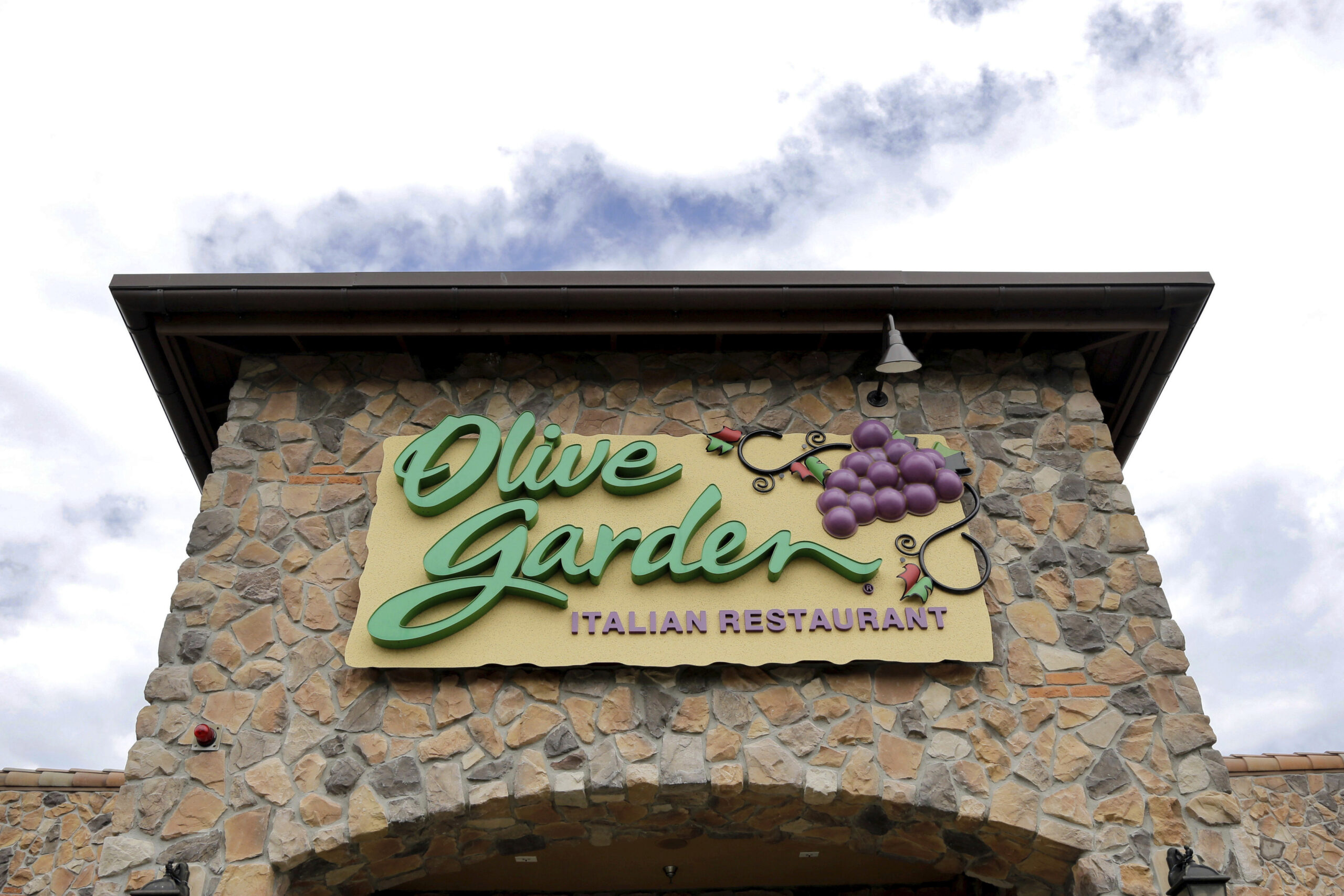 ‘Go work somewhere else’: Olive Garden manager fired for harsh time-off message
