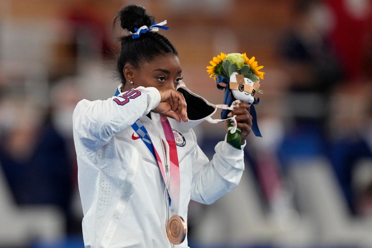 Simone Biles takes bronze in balance beam competition