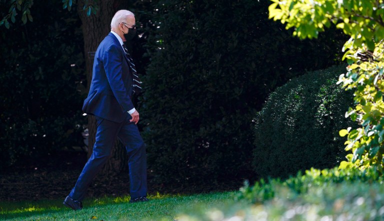 Biden mulls vaccine travel mandates while migrants with COVID-19 are let over border