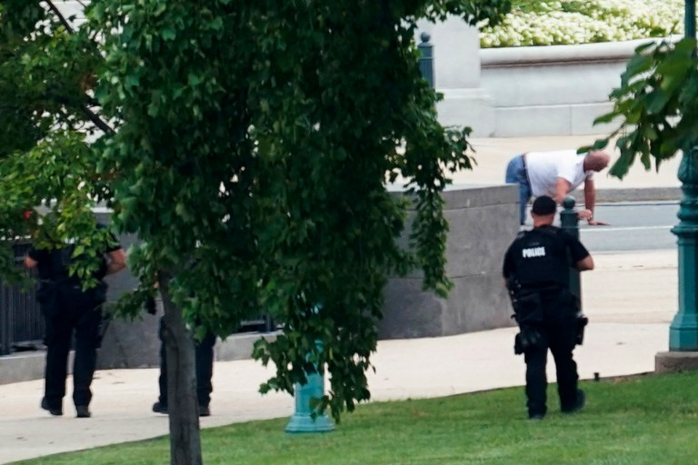 Suspect surrenders following ‘active bomb threat’ near Library of Congress
