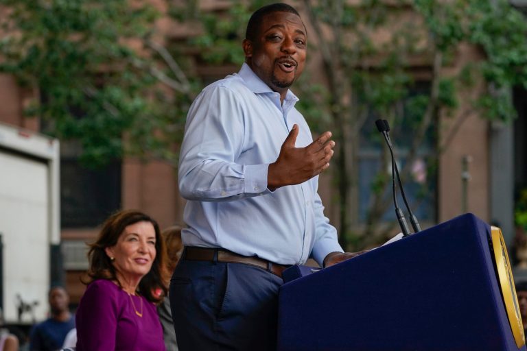 After swearing in, Hochul assigns new Lt. Gov. Benjamin to work on vaccine outreach, housing