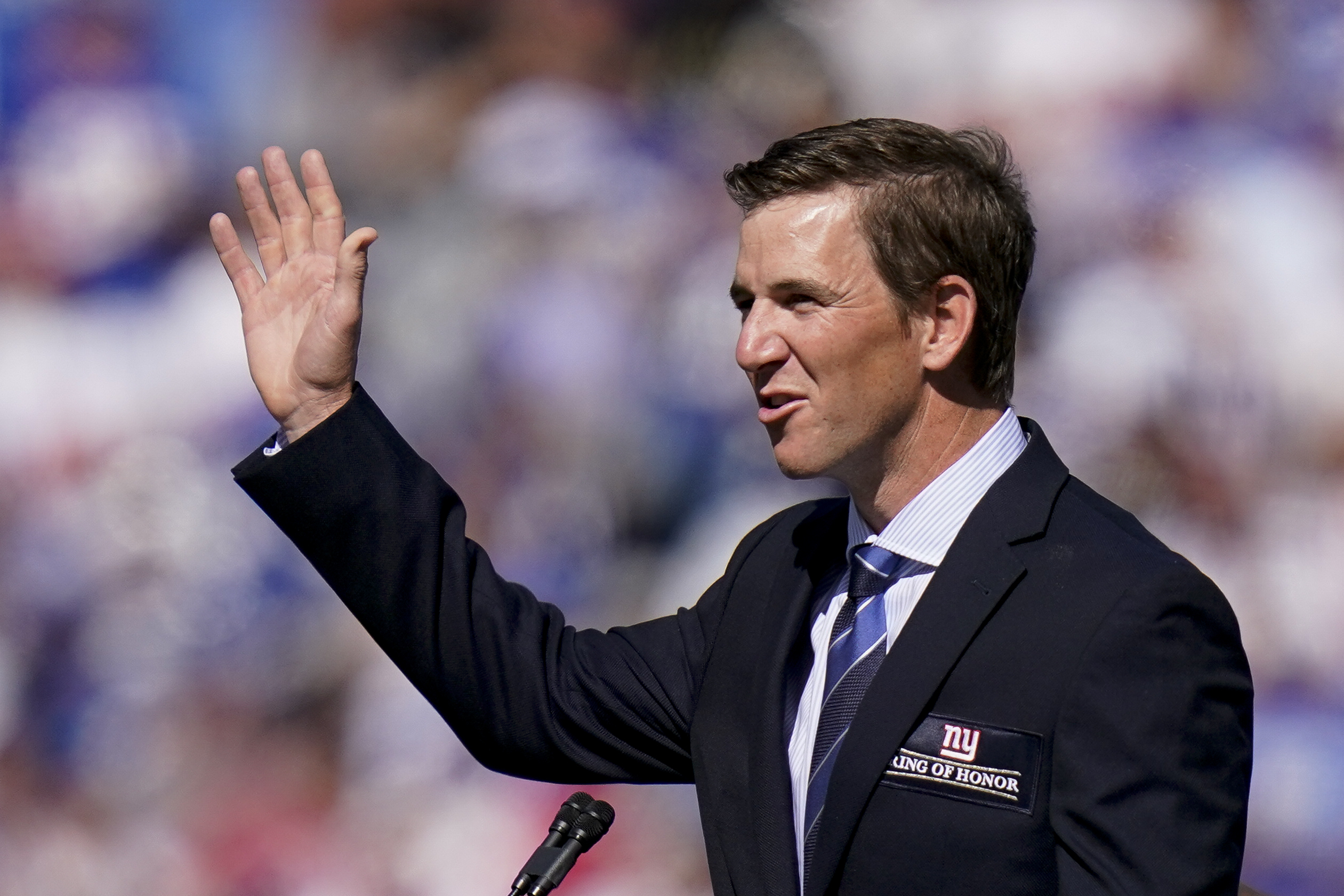 Eli Manning gives double middle fingers on live TV