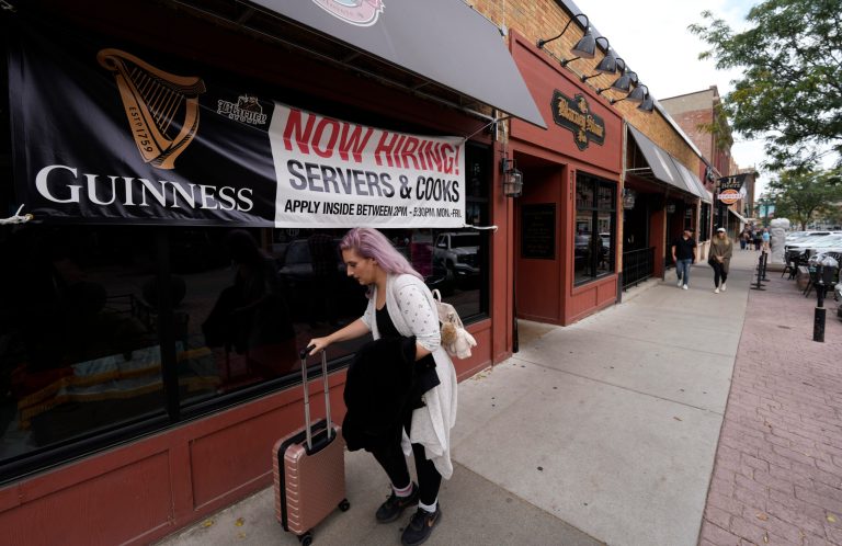 Jobless claims beat expectations, remain low at 222,000