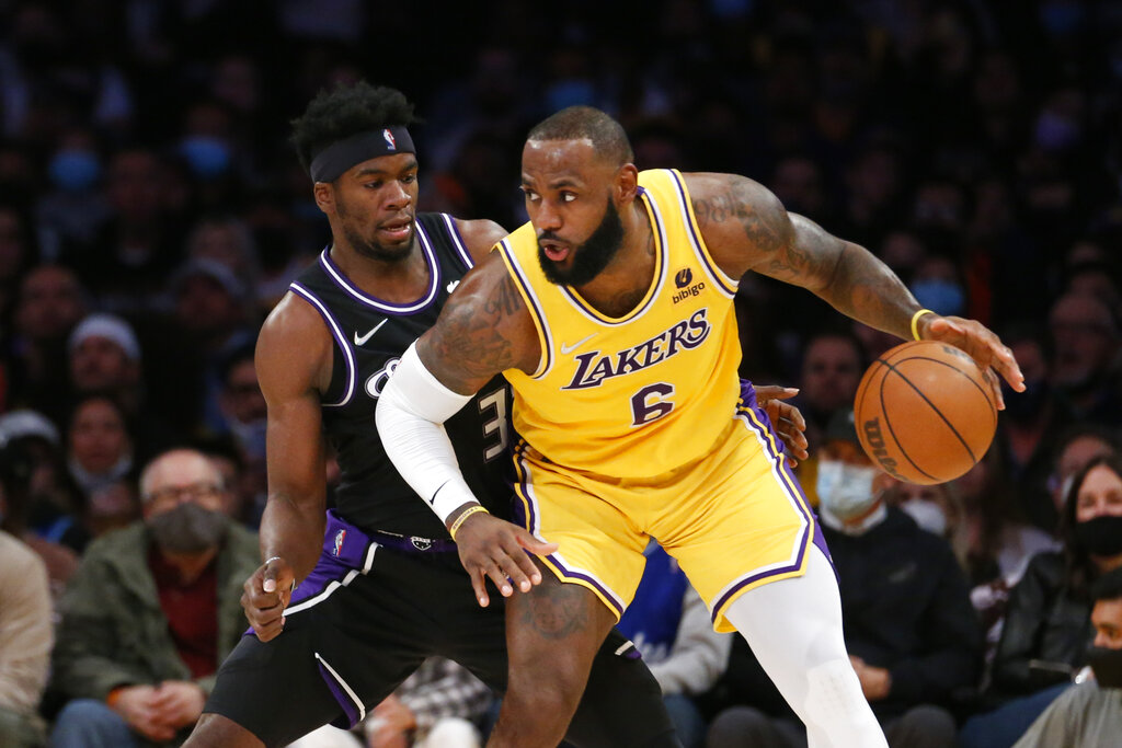 LeBron James cleared to play after false positive COVID test